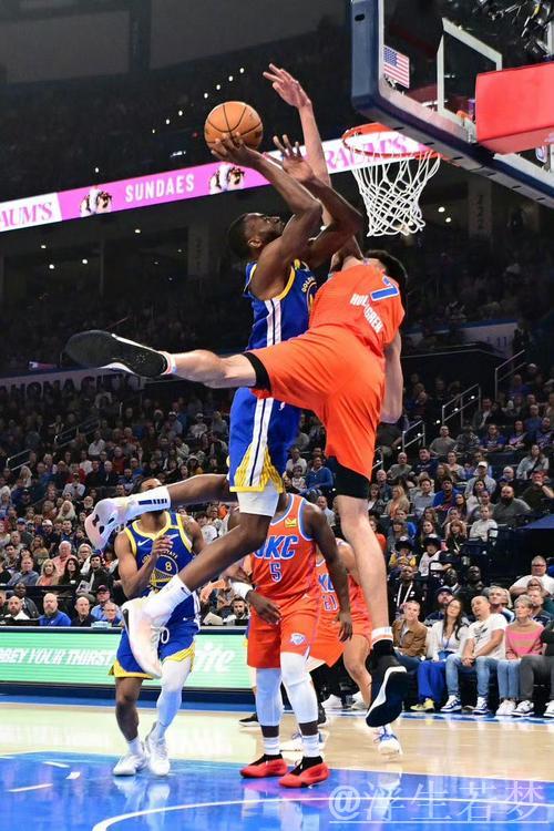 霍姆格伦强突篮下 打板上篮命中